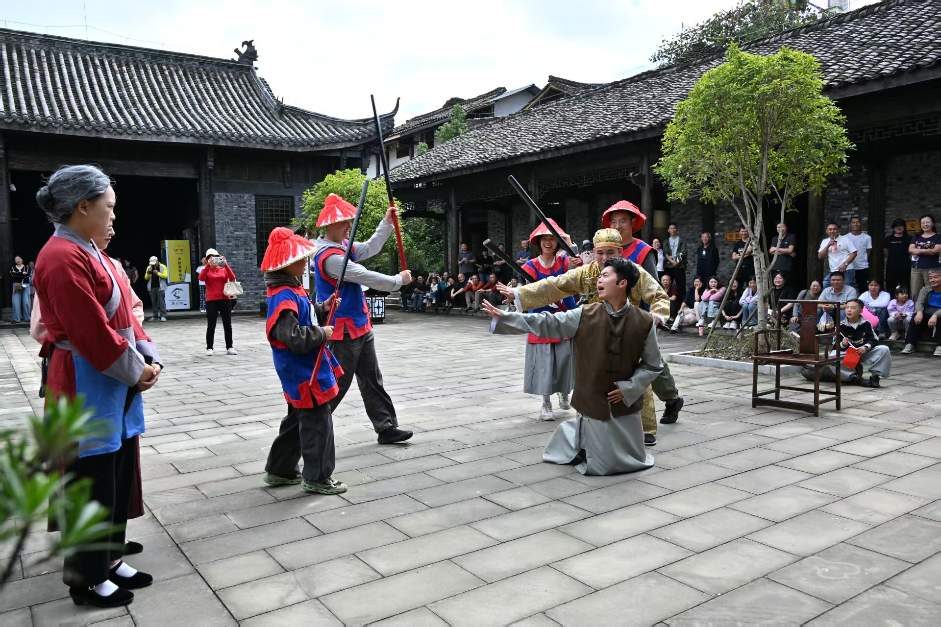 游客在青川“沉浸式体验”文旅项目(鄢怀林 摄)
