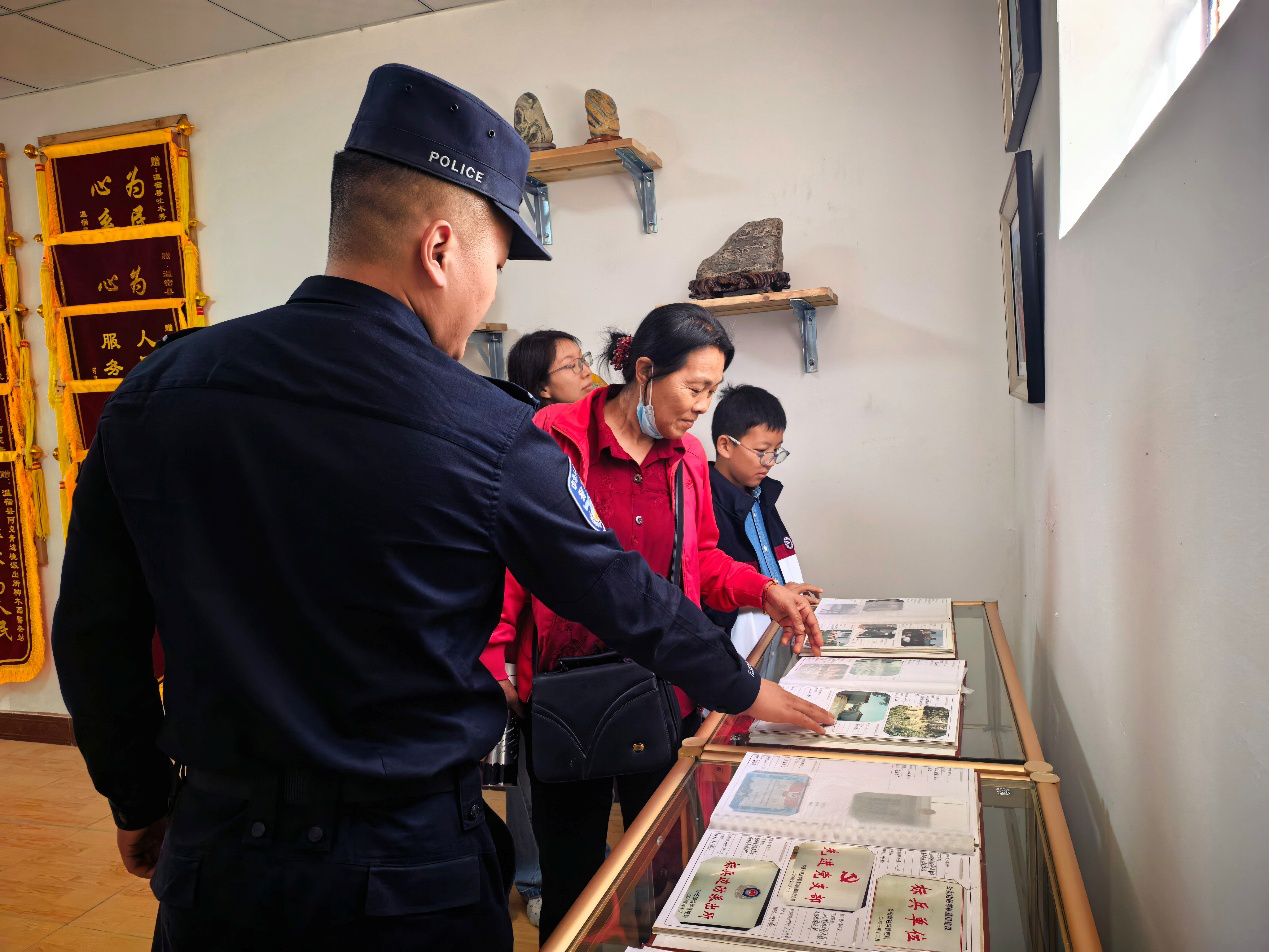 民警为游客讲述戍边故事(刘泽后 摄)