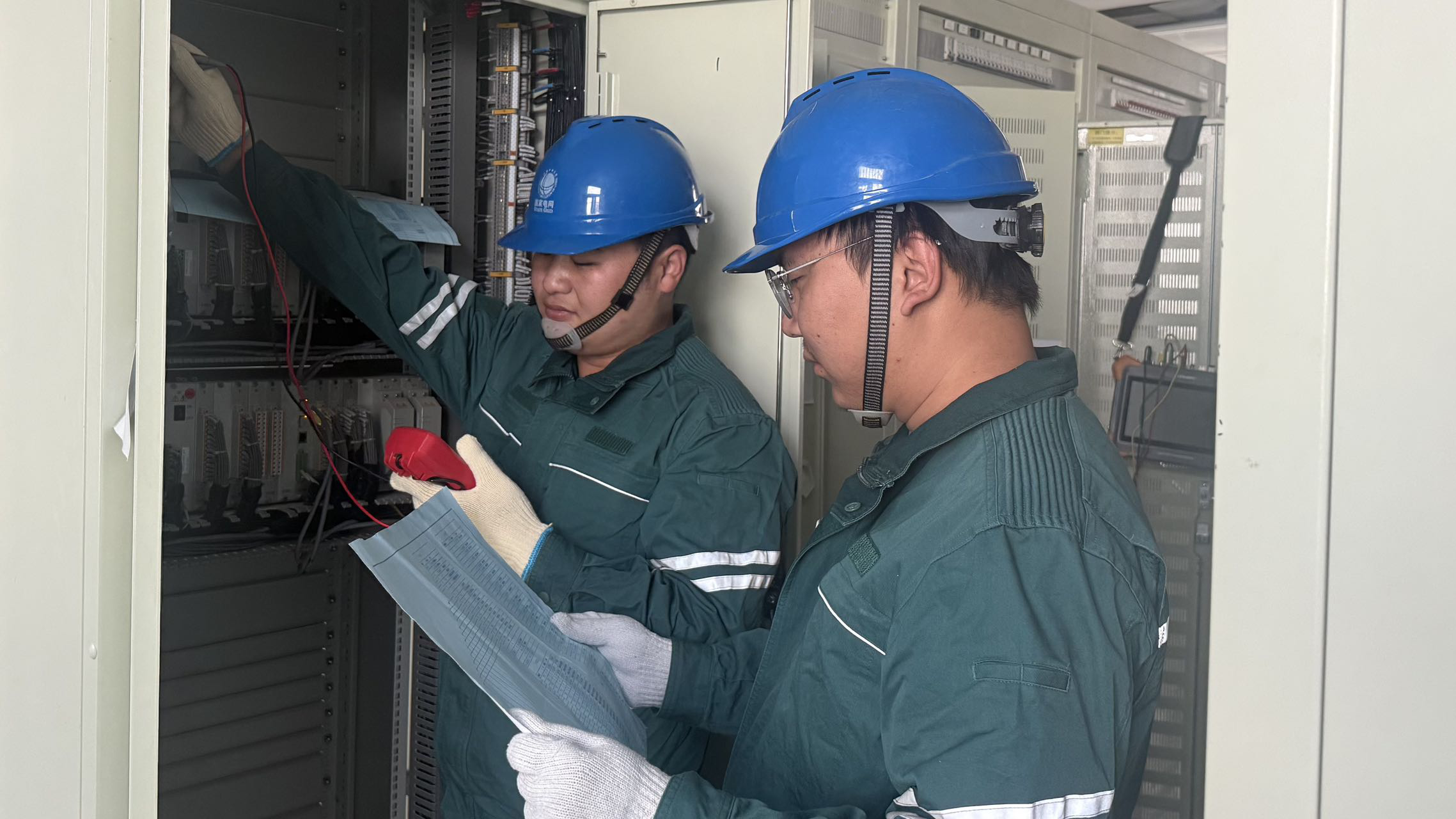 新疆送变电公司员工在十三间房750千伏变电站新建工程进行公用测控柜校线工作(董超 摄)