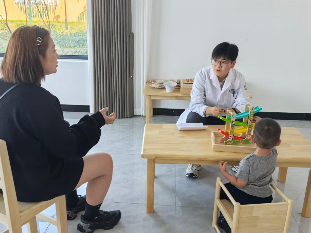 家长咨询婴幼儿养育照顾方式方法(银露 摄)