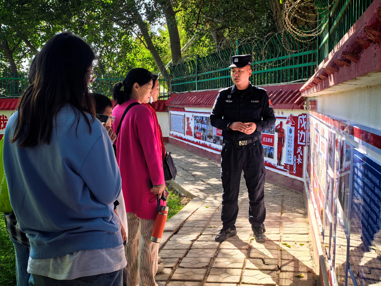 民警为游客讲述戍边故事(刘泽后 摄)