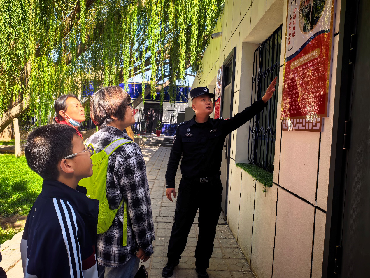 民警为游客讲述戍边故事(刘泽后 摄)