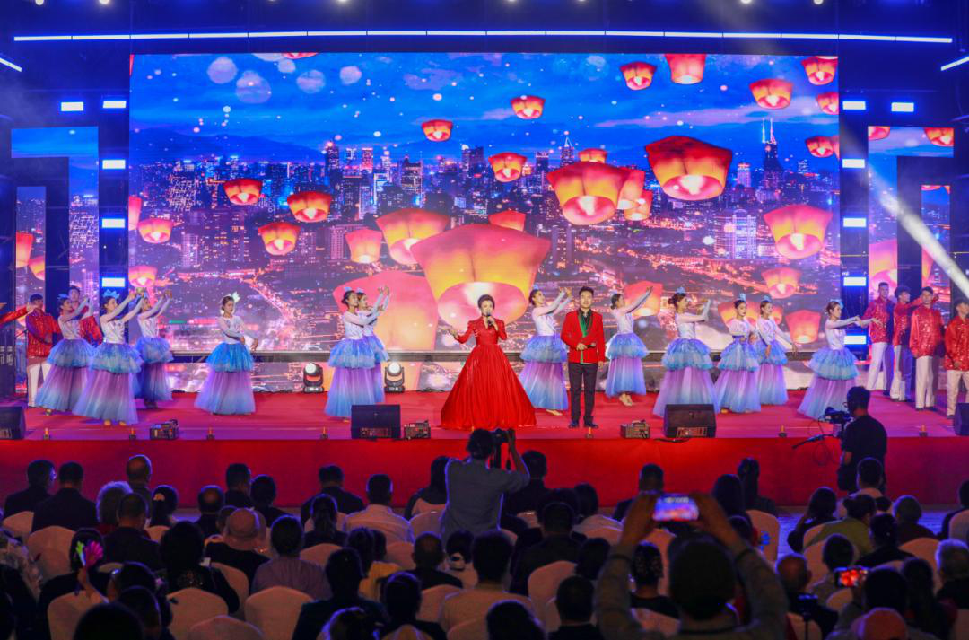 文艺节目表演现场(赵家乐 摄)