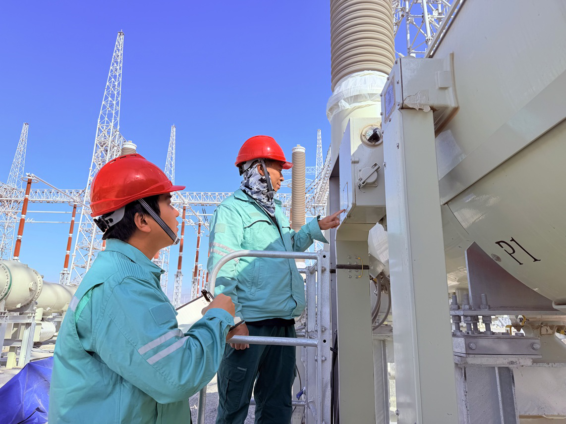 新疆送变电公司员工在楼兰750千伏变电站新建工程现场开展750千伏区设备参数校验工作(贾丽洁 摄)