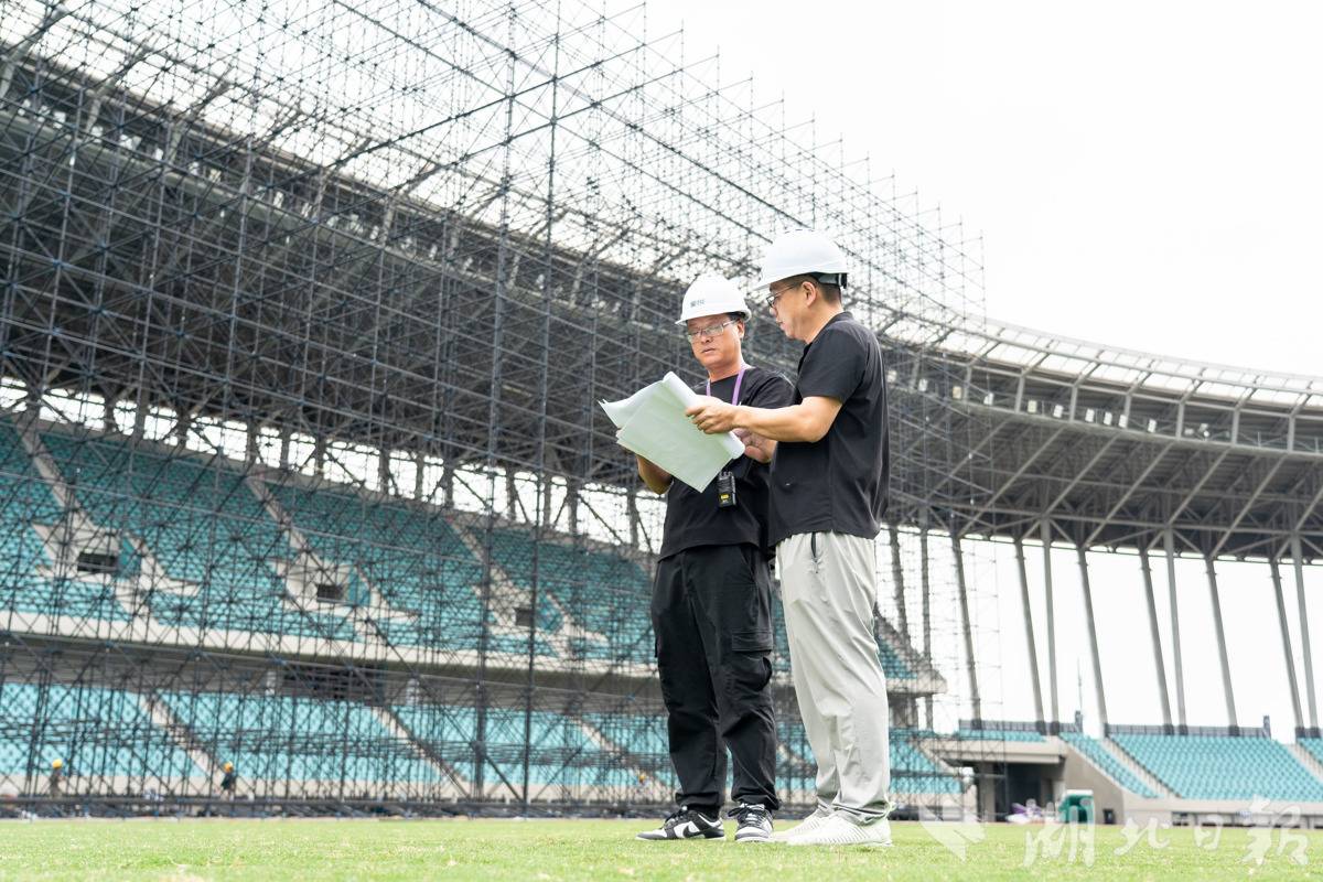 省运会开幕式主舞台正在有序搭建中(湖北日报全媒记者 王欣 通讯员 蔡青阳 摄)
