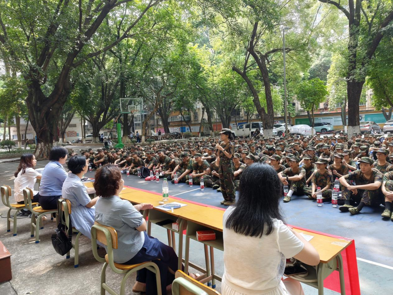 现场开展反诈有奖知识问答,新生踊跃抢答,在互动中学习反诈知识 (郭文玉 摄) 配图2