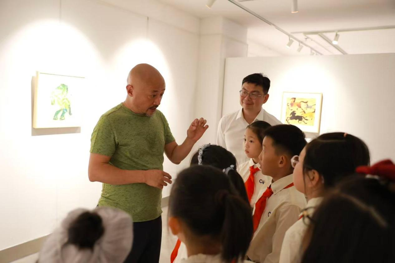 常青(左一)讲解西方油画发展历程 (万金丹 摄)