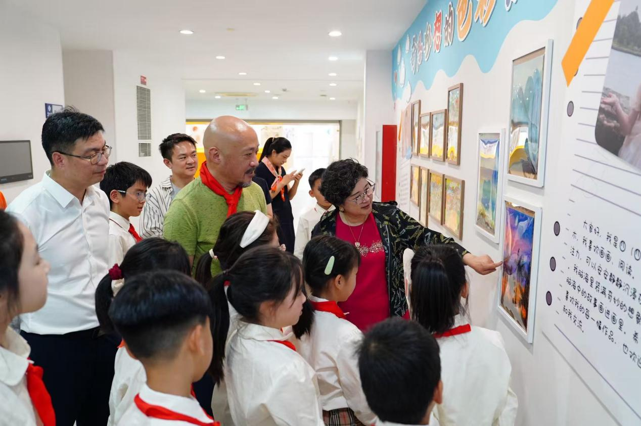 小海燕在观看学习研学作品 (万金丹 摄)