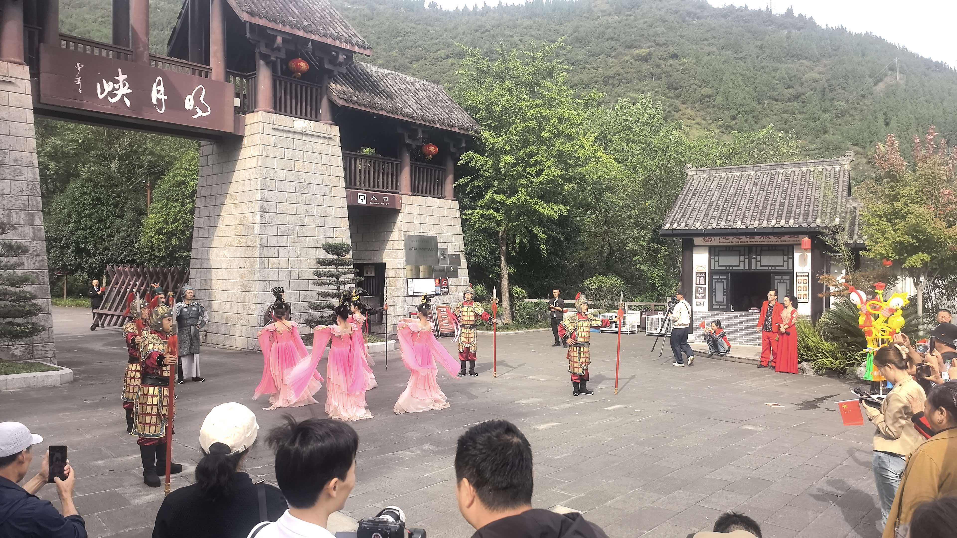 游客在朝天区(冉金鹭 摄)