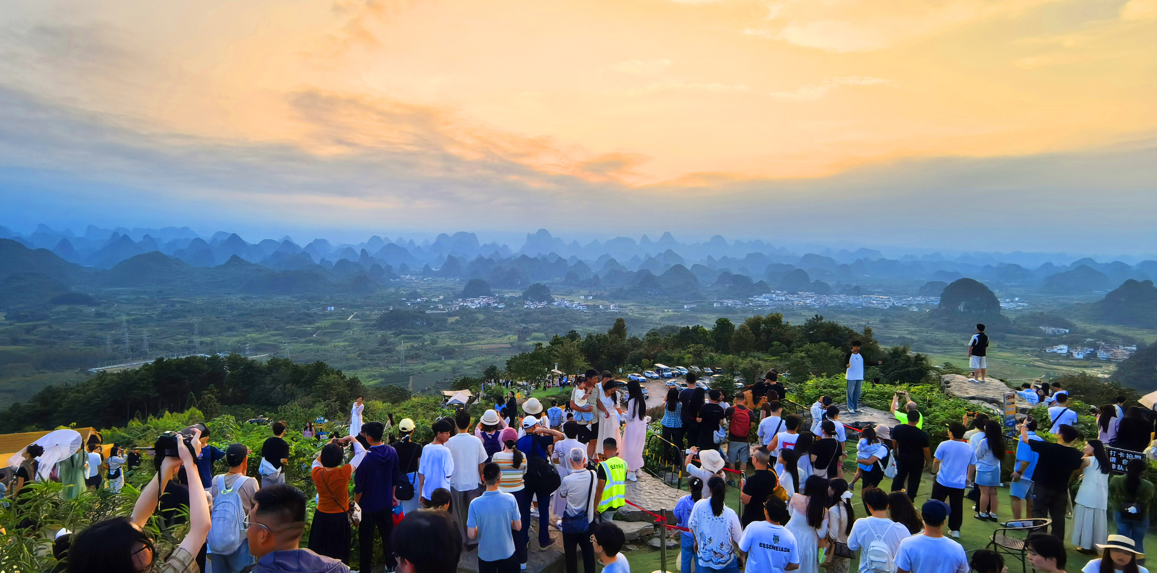 游客在新晋网红打卡地“千里江山图”拍照留念 (伍文悄 摄)