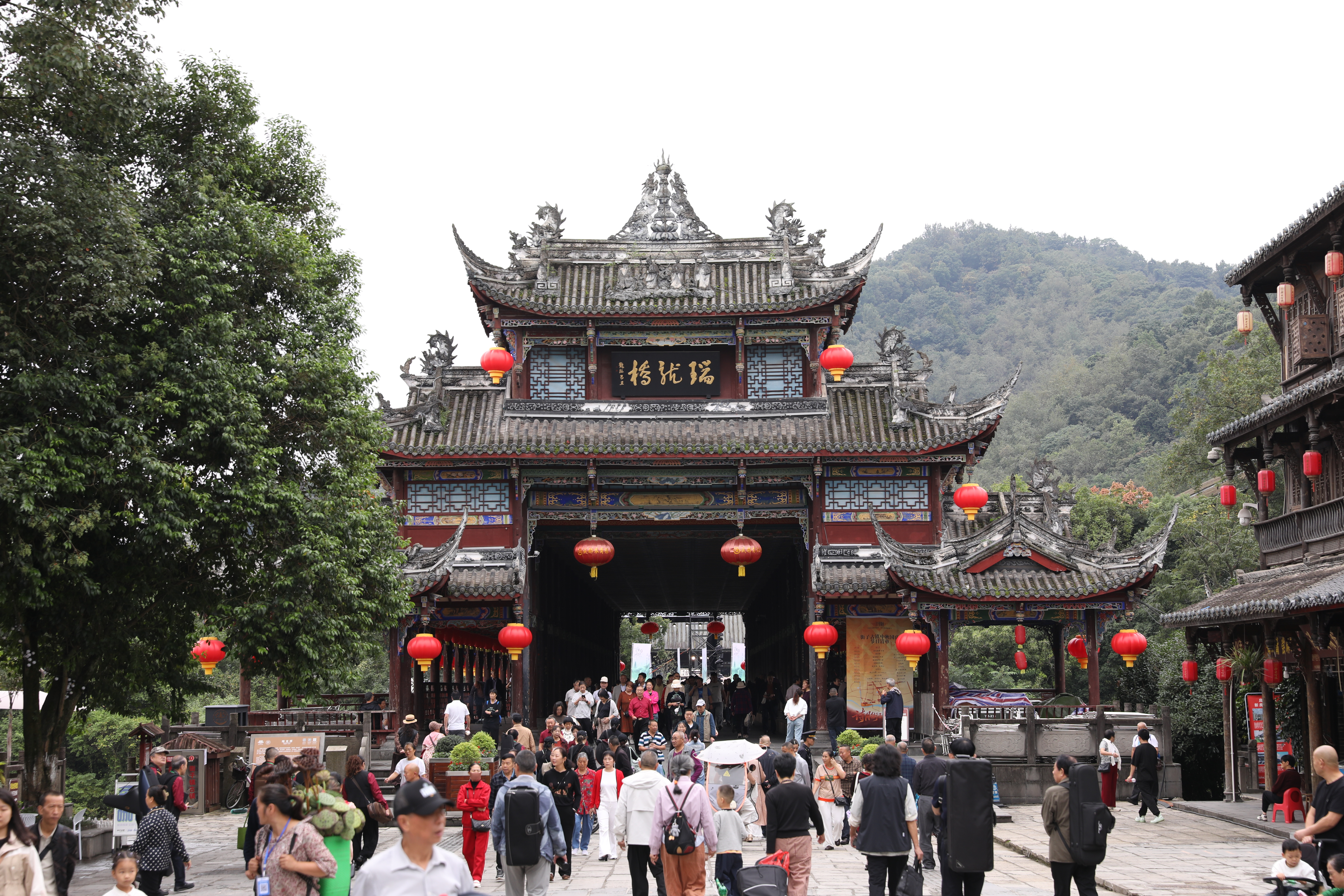 街子古镇游人如织(唐海龙 摄)