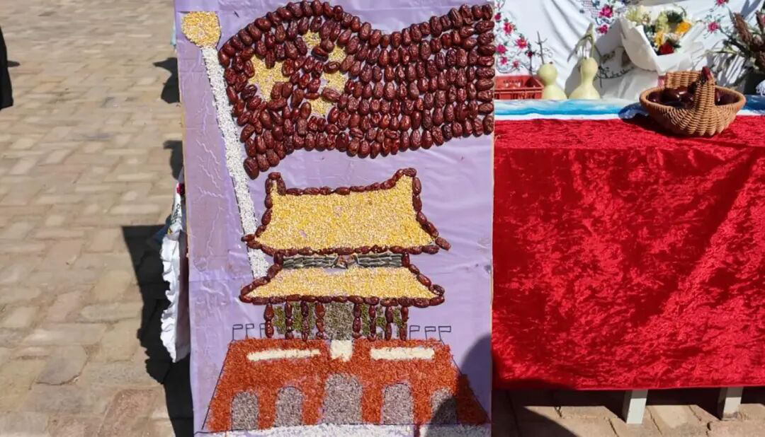 塔木托格拉克乡村民用粮食做成精美画作场景 (阿依孜米古·吐尔逊 摄)