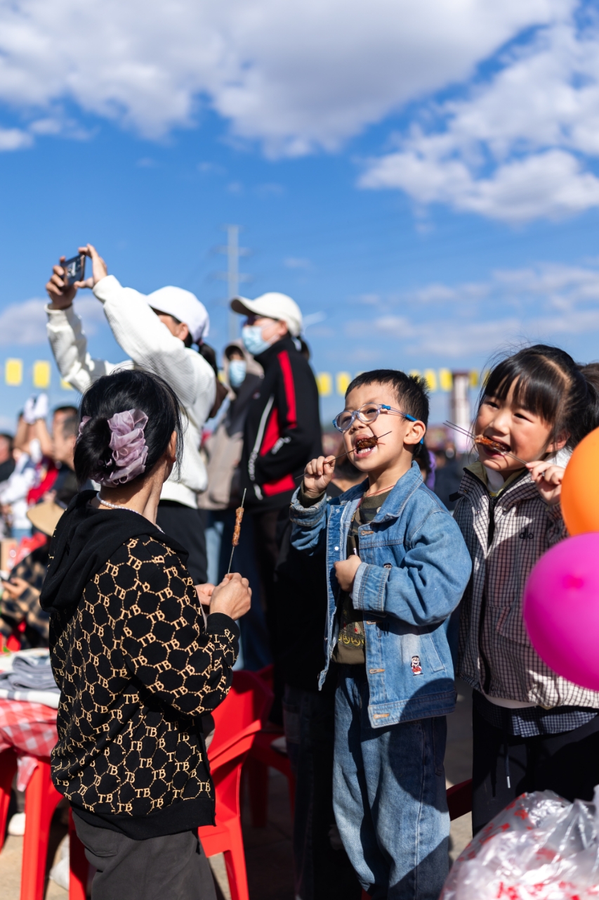 首届德惠烧烤大集火热启幕(刘立敏 摄)