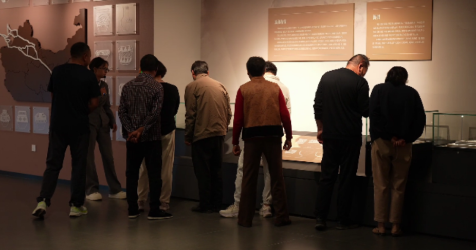 游客驻足展柜前认真观展(阿卜杜艾则孜·图尔荪 摄)
