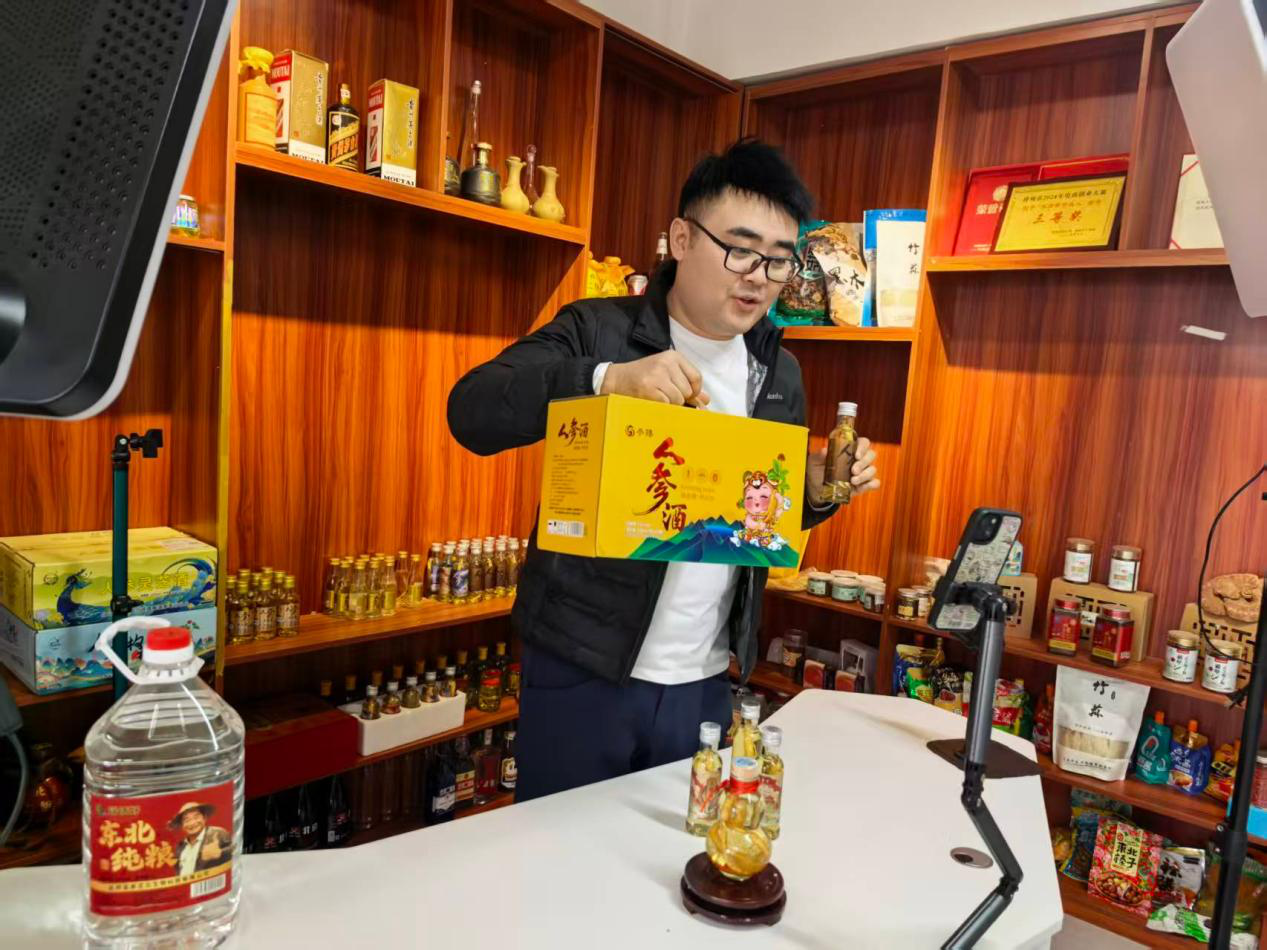 怀志浩直播带货(孙跃 摄)