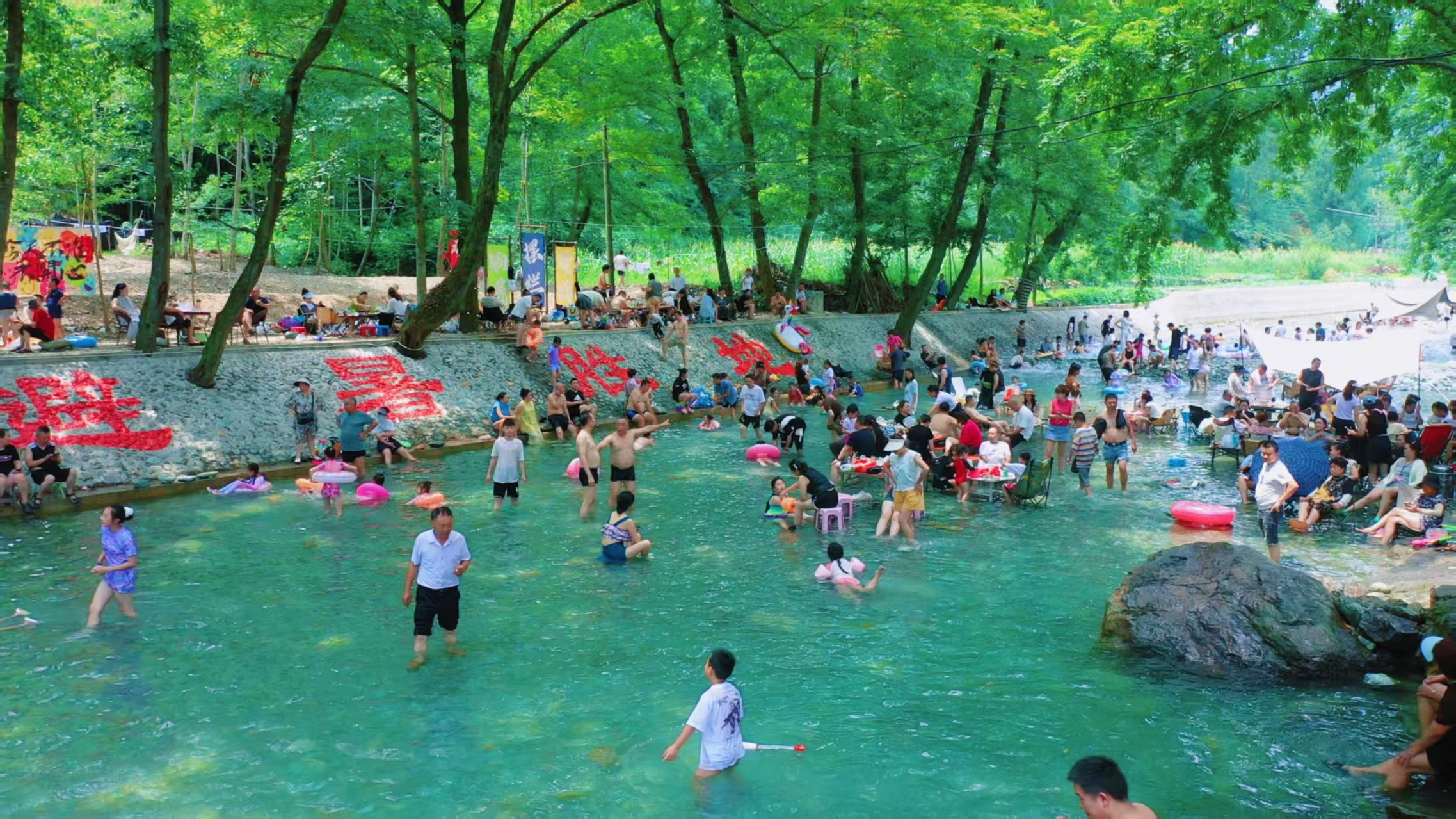 木鱼镇木鱼村两河口吸引游客夏日游玩(鄢怀林 摄)