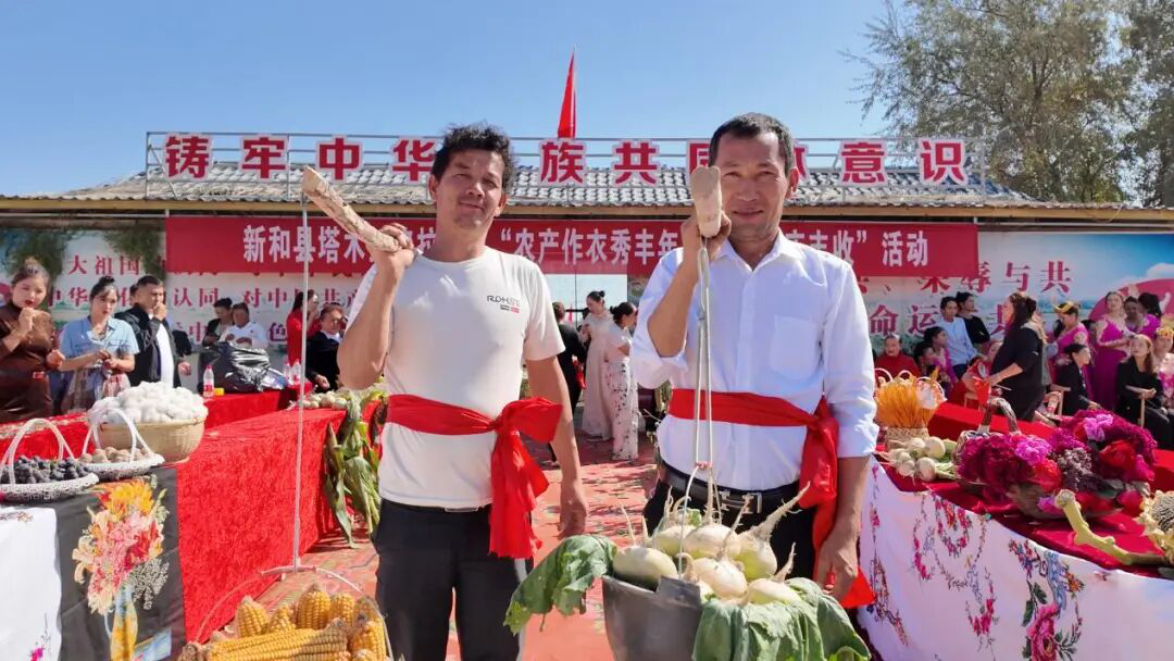 塔木托格拉克乡村民展示丰收的果实场景 (阿依孜米古·吐尔逊 摄)