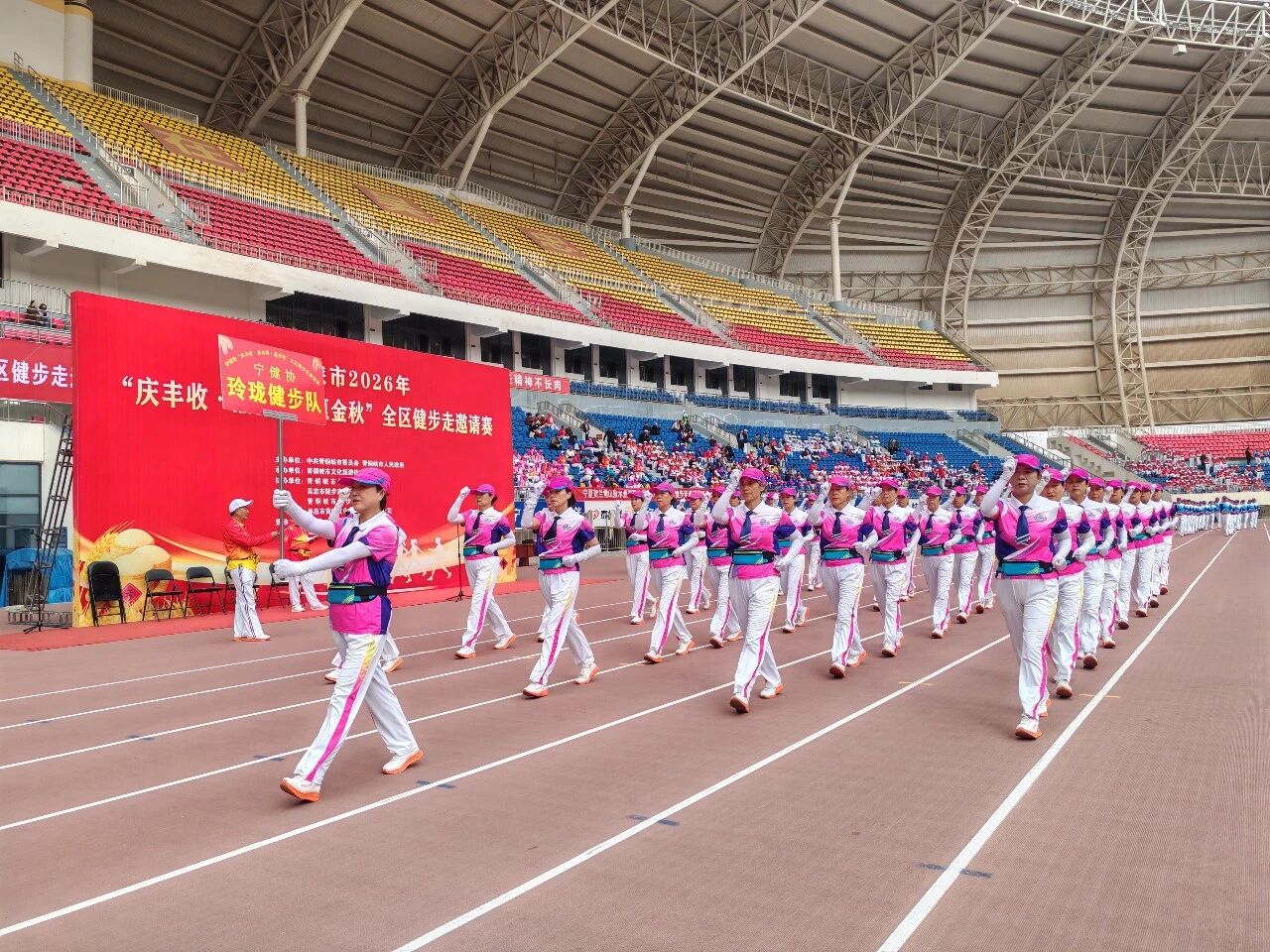 宁夏全区健步走邀请赛(李家耕 摄)