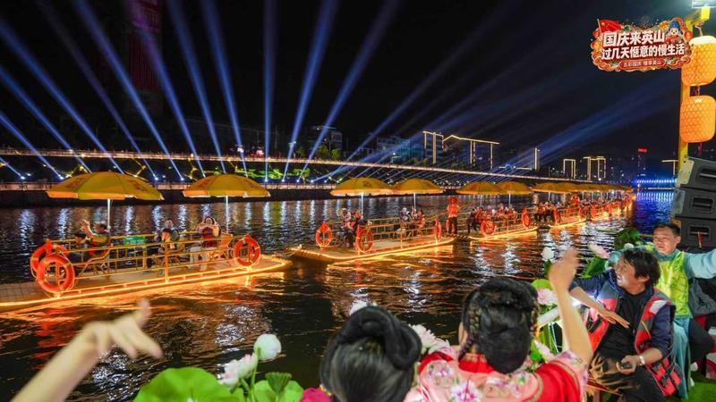 游客乘船夜游(江朝辉 摄)