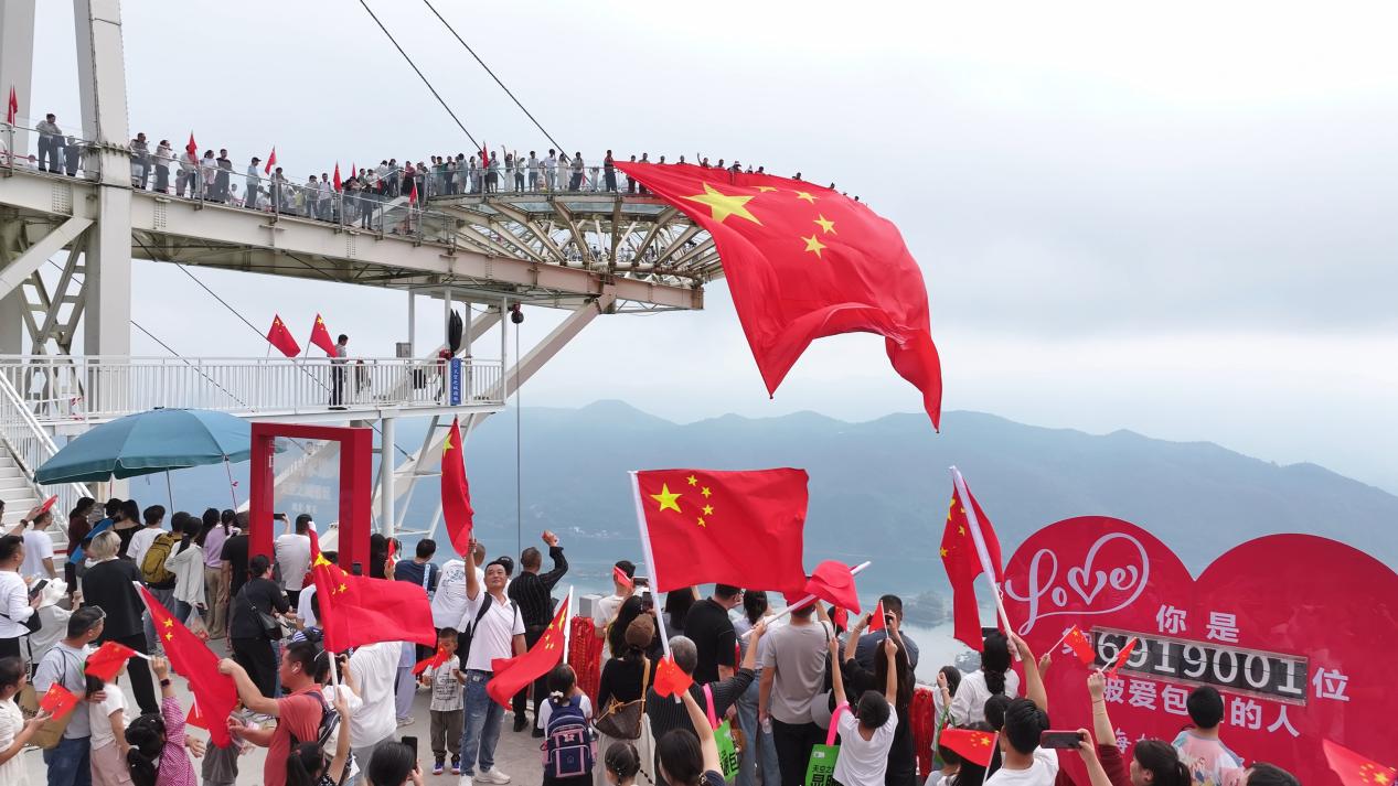 游客在仙岛湖天空之城游玩(刘伊 摄)