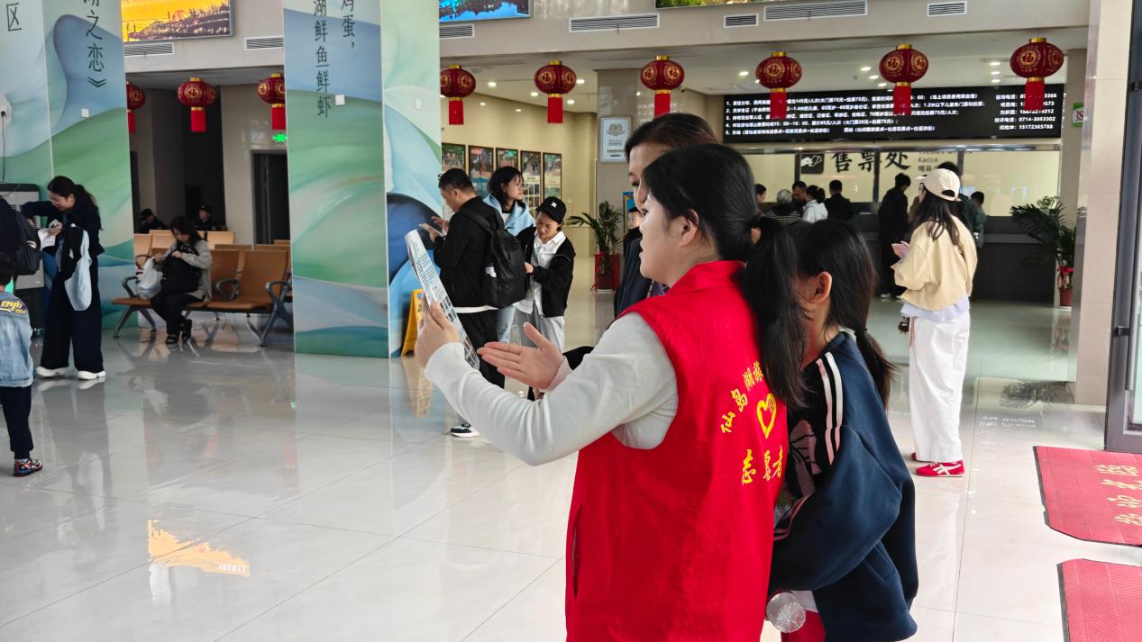 仙岛湖志愿者正在为游客答疑解惑(刘伊 摄)