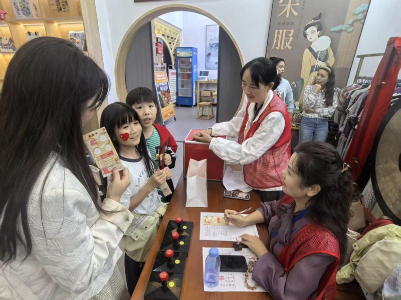 游客在文创门店打卡(江朝辉 摄)