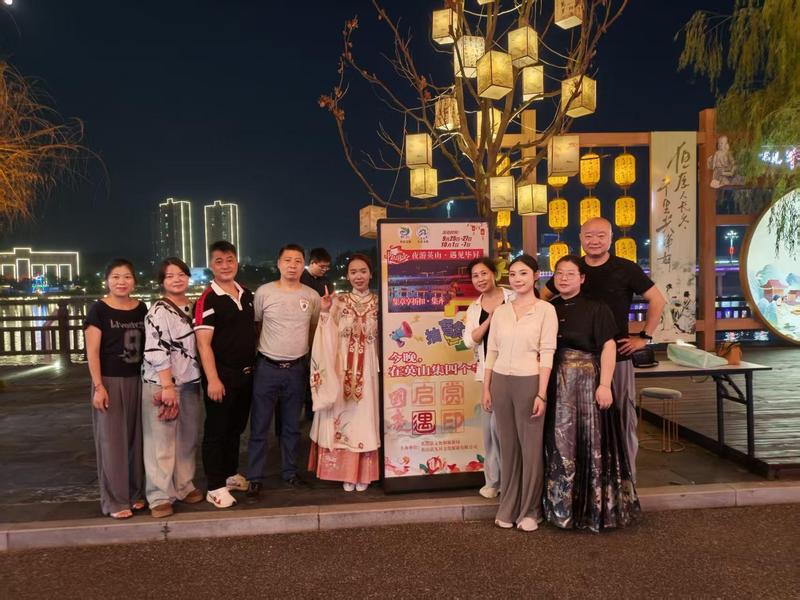 游客跟NPC打卡拍照(江朝辉 摄)