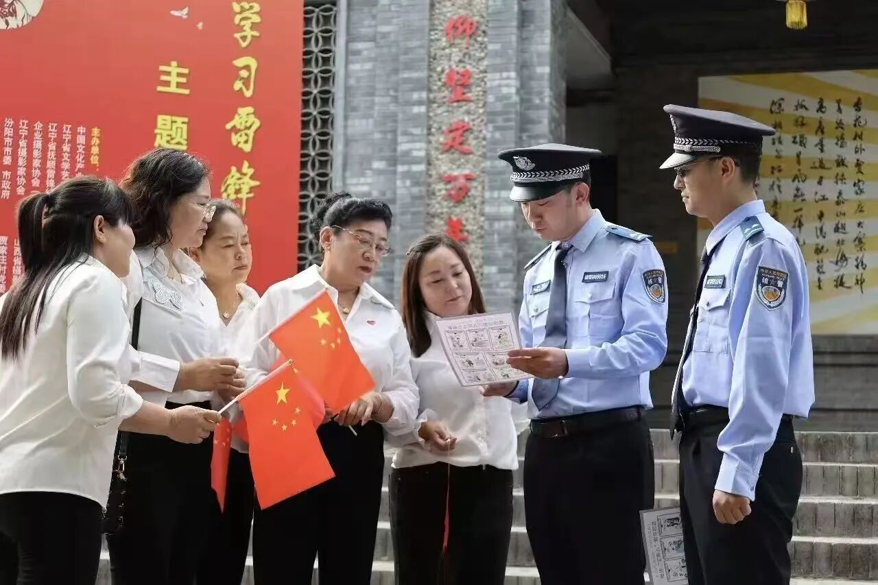 执勤人员向群众宣传安全知识(张天龙 摄)