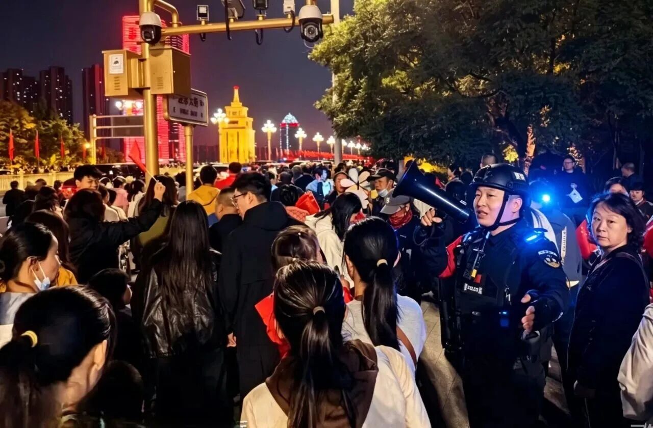 公安民警在景区开展巡逻(张天龙 摄)