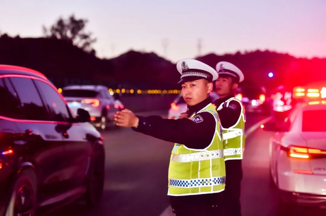 交警在道路上指挥车辆通行(张天龙 摄)