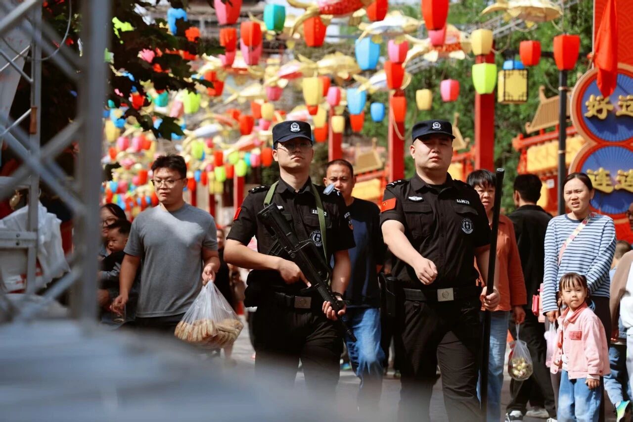 特警在人员密集区域疏导客流(张天龙 摄)