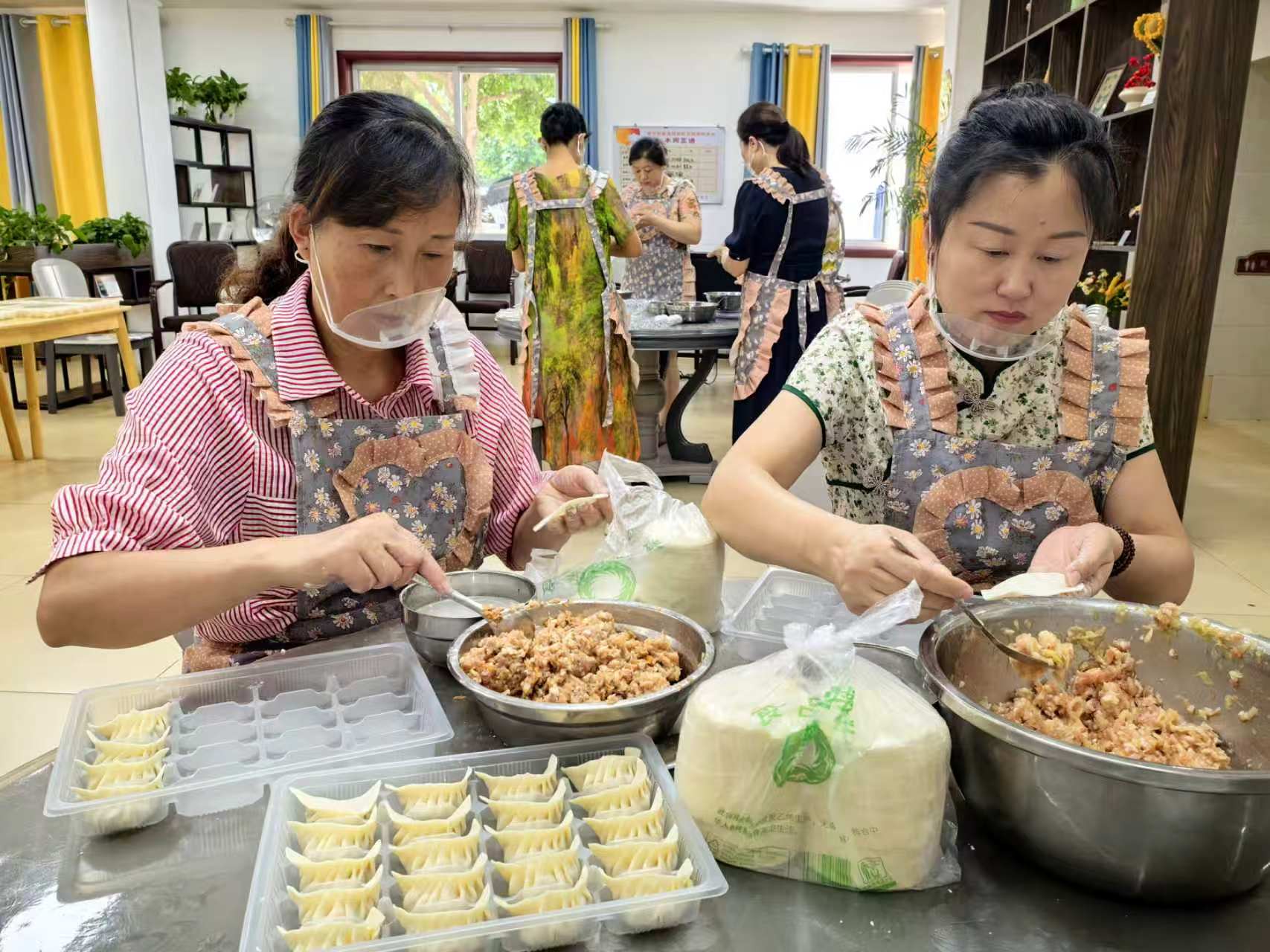 “苏娘子工坊”成员王丽容(右)正在包饺子(李若菡 摄)