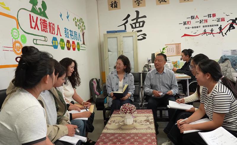 温州援疆教师来到乡村校园(阿卜杜艾则孜·图尔荪 摄)
