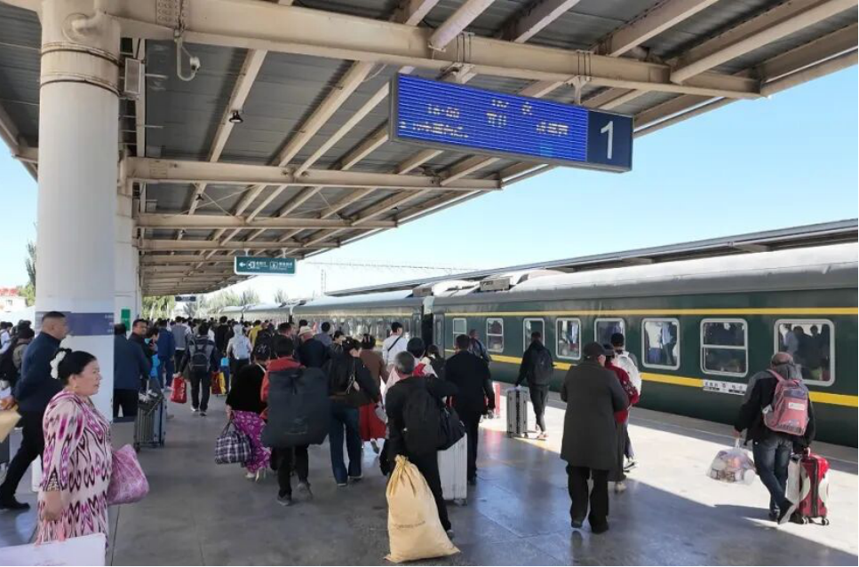 旅客们正在候车(上官新宇 摄)