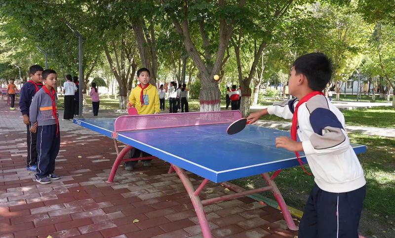 大桥乡中心小学孩子们户外活动(阿卜杜艾则孜·图尔荪 摄)
