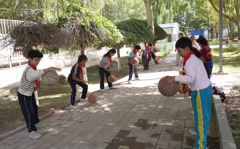 大桥乡中心小学孩子们在户外活动(阿卜杜艾则孜·图尔荪 摄)
