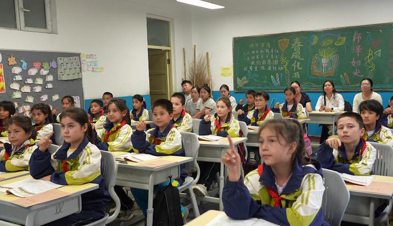 大桥乡中心小学课堂(阿卜杜艾则孜·图尔荪 摄)