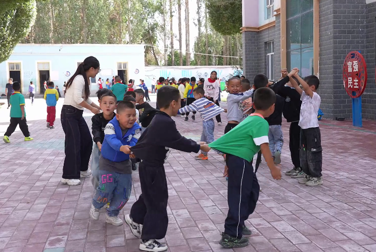 大桥乡中心小学孩子们在户外活动(阿卜杜艾则孜·图尔荪 摄)