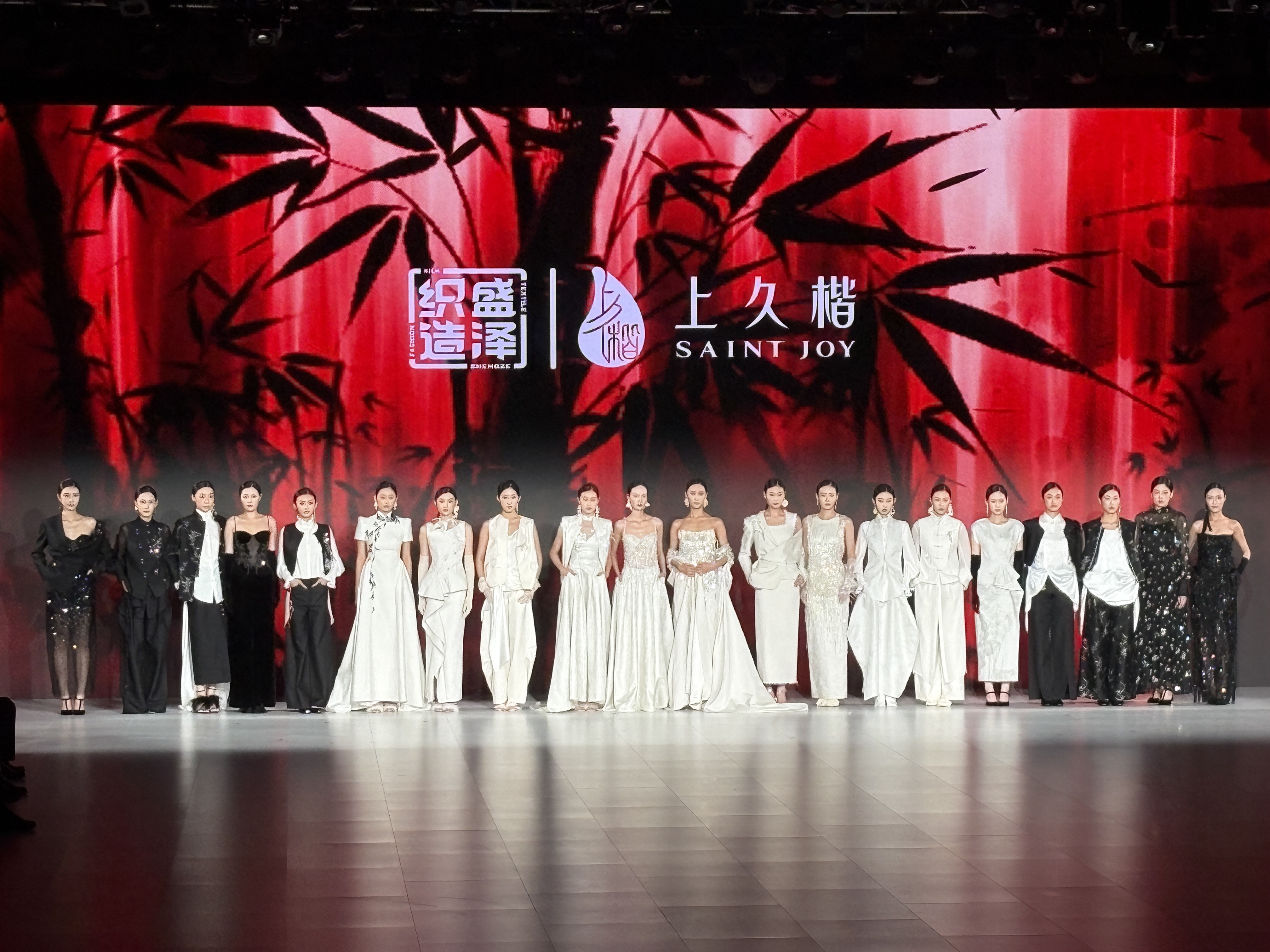 第十五届江苏(盛泽)纺织品博览会开幕现场(张伟伟 摄)