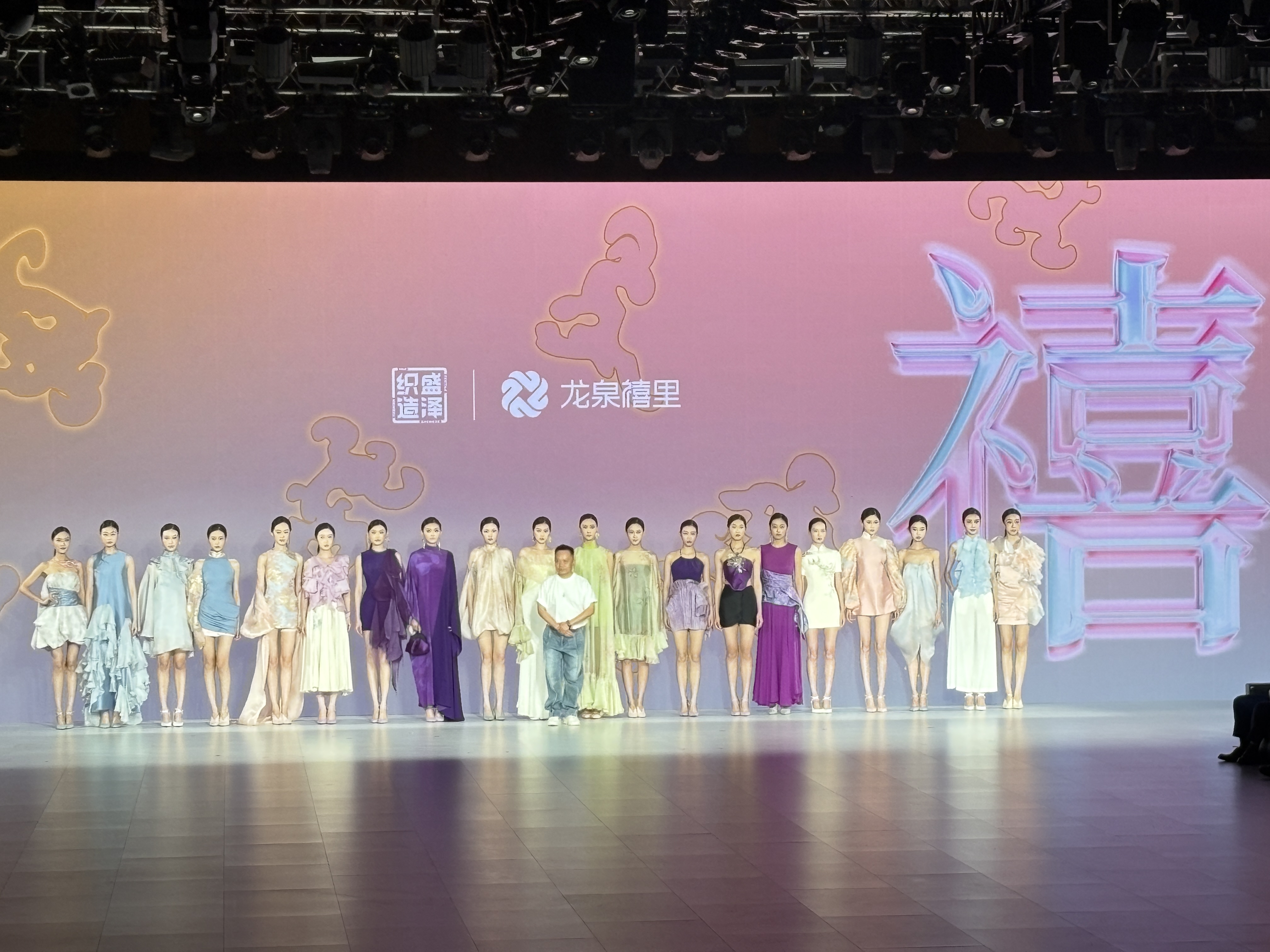 第十五届江苏(盛泽)纺织品博览会开幕现场(张伟伟 摄)