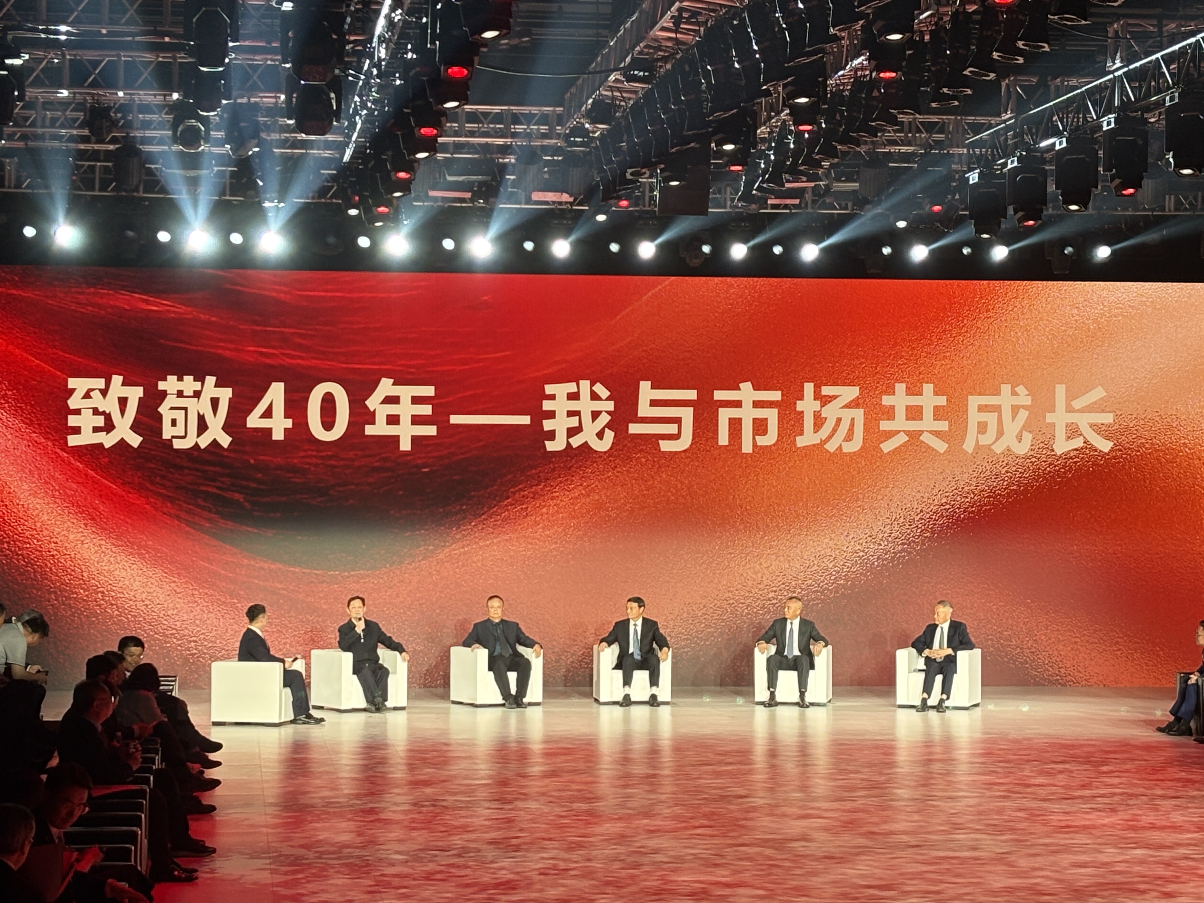 第十五届江苏(盛泽)纺织品博览会开幕现场(张伟伟 摄)