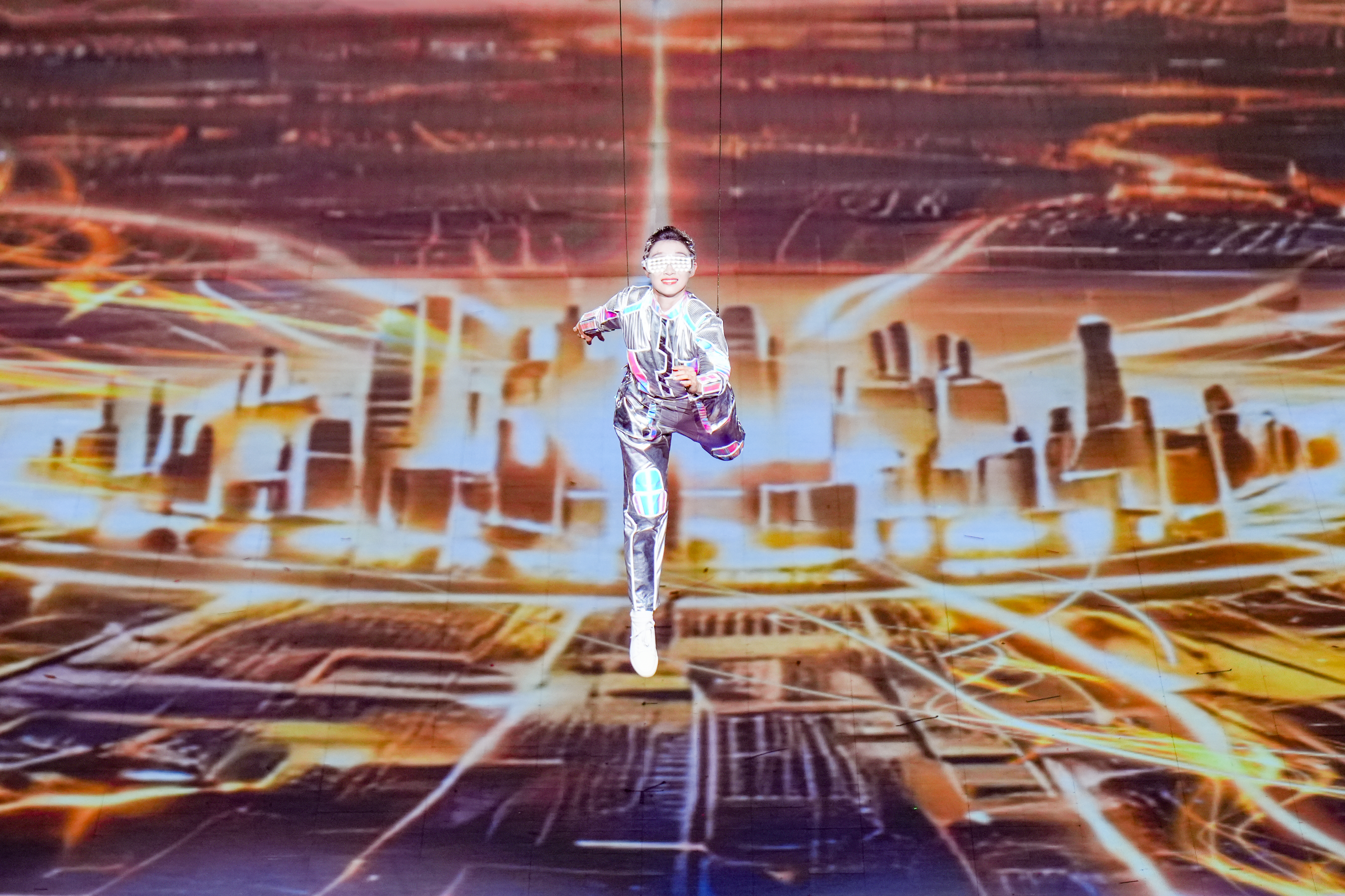 第四篇章《孝梦同圆》的《逐梦拓路·长桥飞架》表演(吴垠 摄)