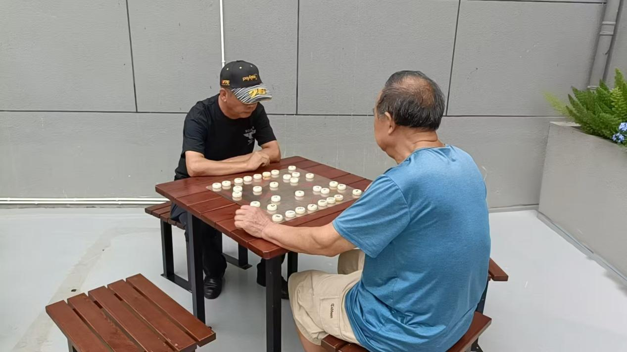 老爷爷们围坐下棋(张燕子 摄)
