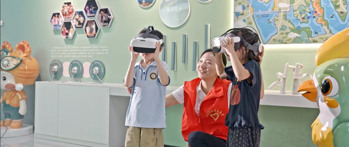 孩子们通过AR设备沉浸式探索科学奥秘(张燕子 摄)