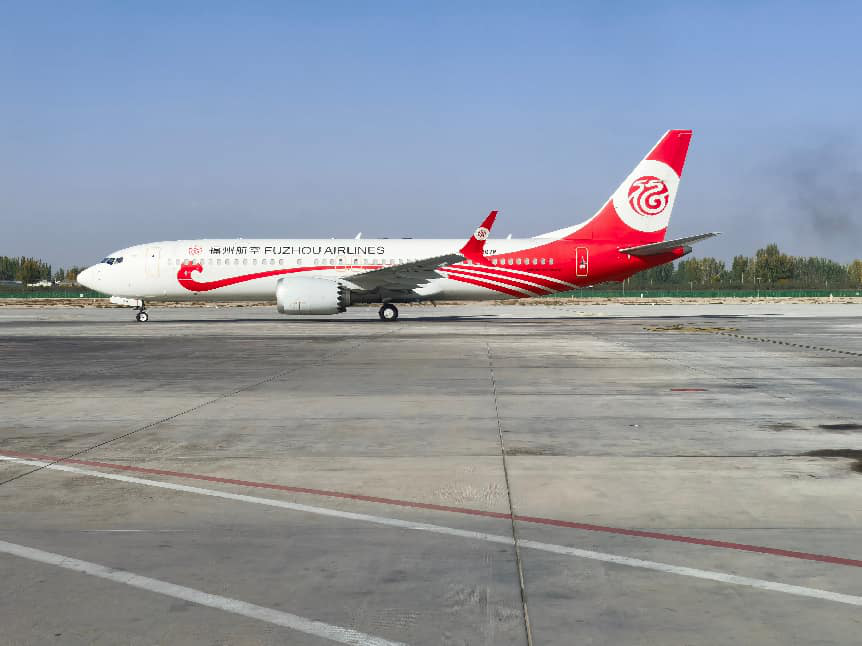 阿克苏红旗坡机场停机位上停放着福州航空客机 (俞倩 摄)