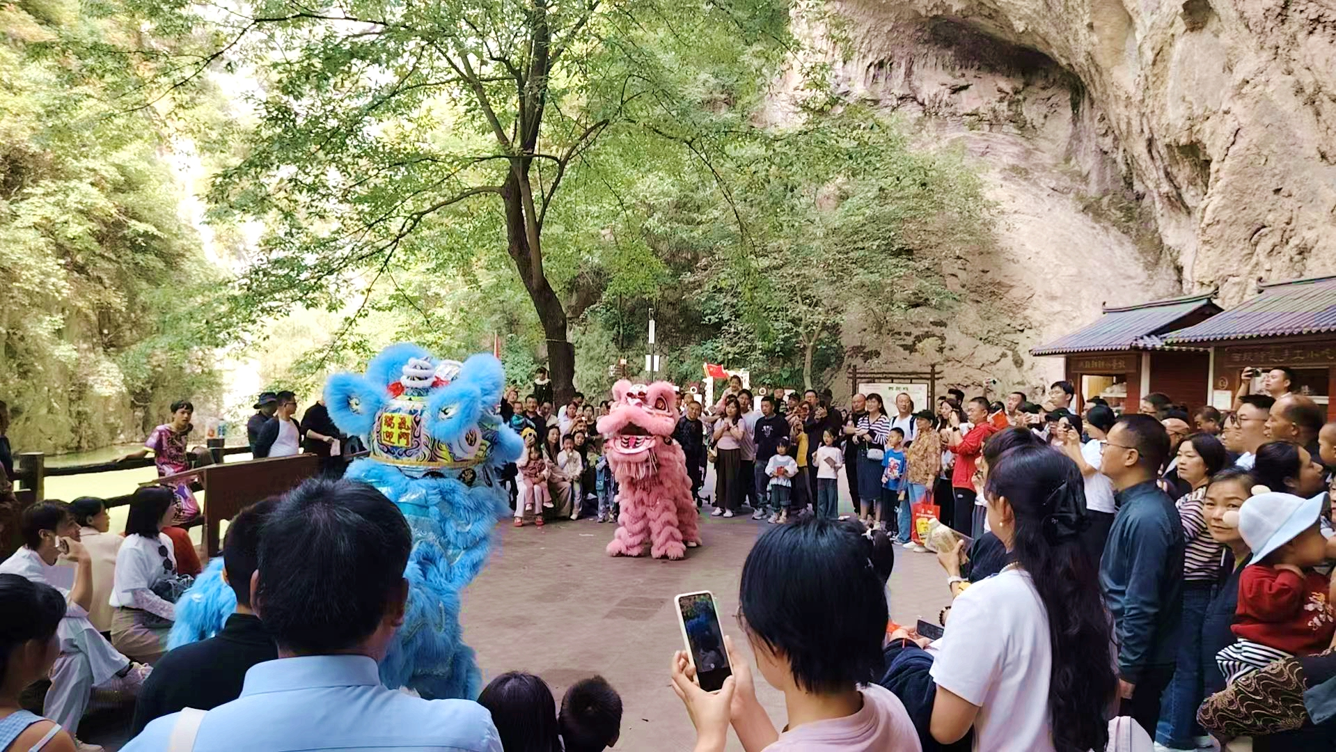 西狭颂景区舞狮表演 (刘建军 摄)