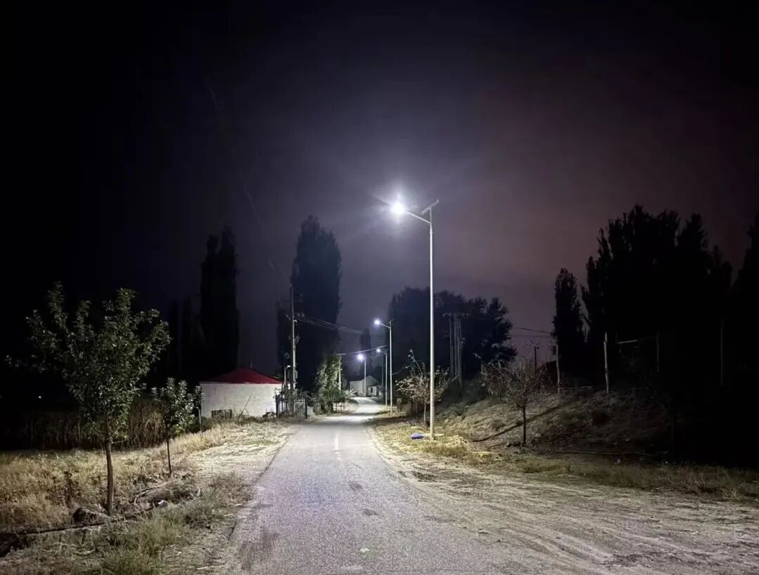 路灯照亮村民夜间出行路(马银梅 摄)