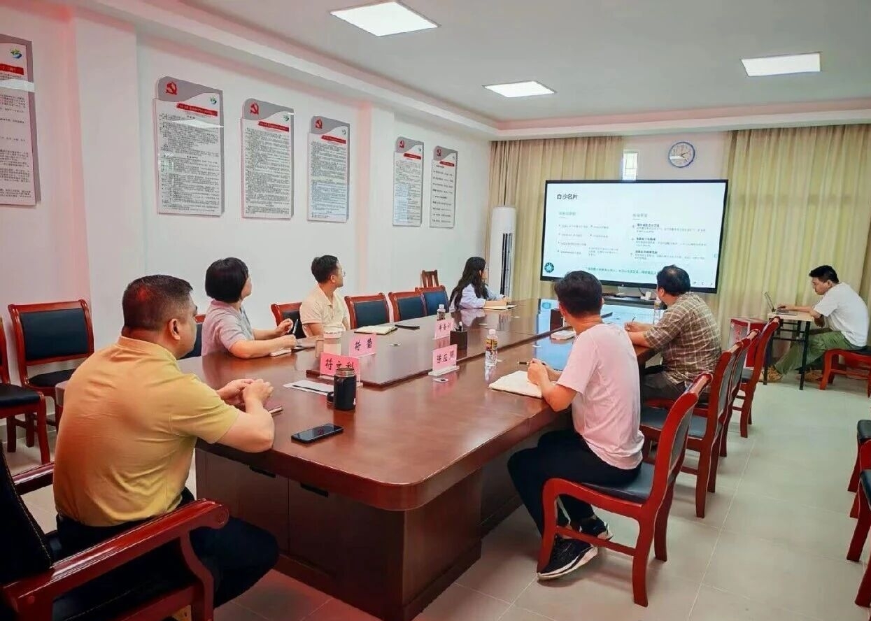 与会人员观看招商推介PPT(梁定铖 摄)