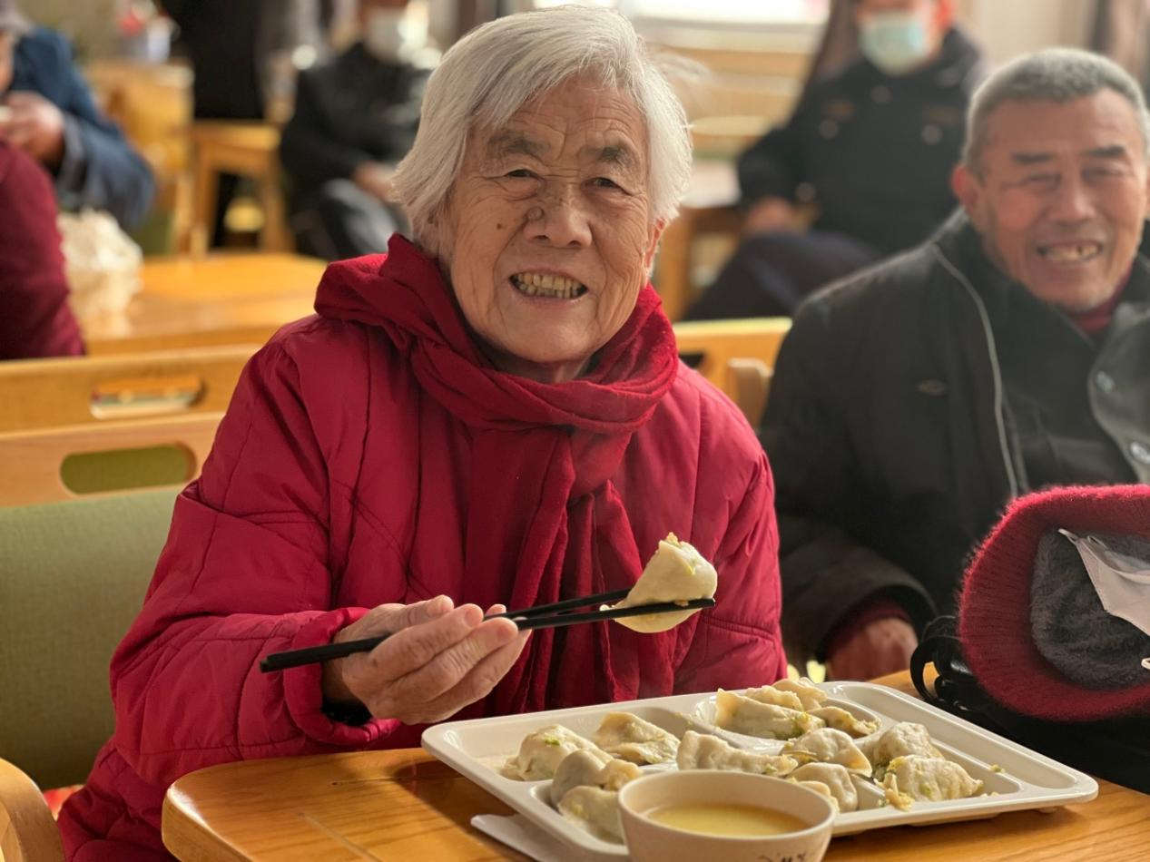 老人在幸福食堂吃上暖心饭 (张翠 摄)