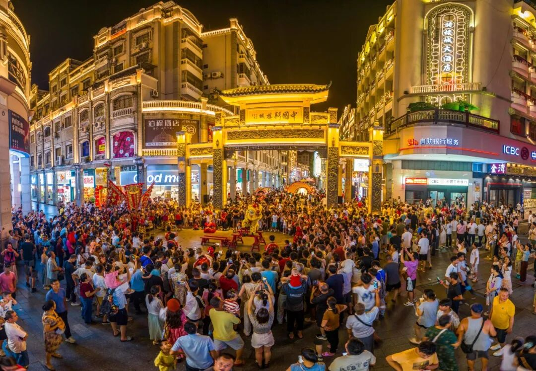 国庆假期,广西梧州骑楼城游人如织。(何华文 摄)